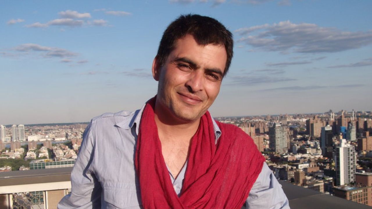 Manav Kaul joins Mumbai student protest, distributes water