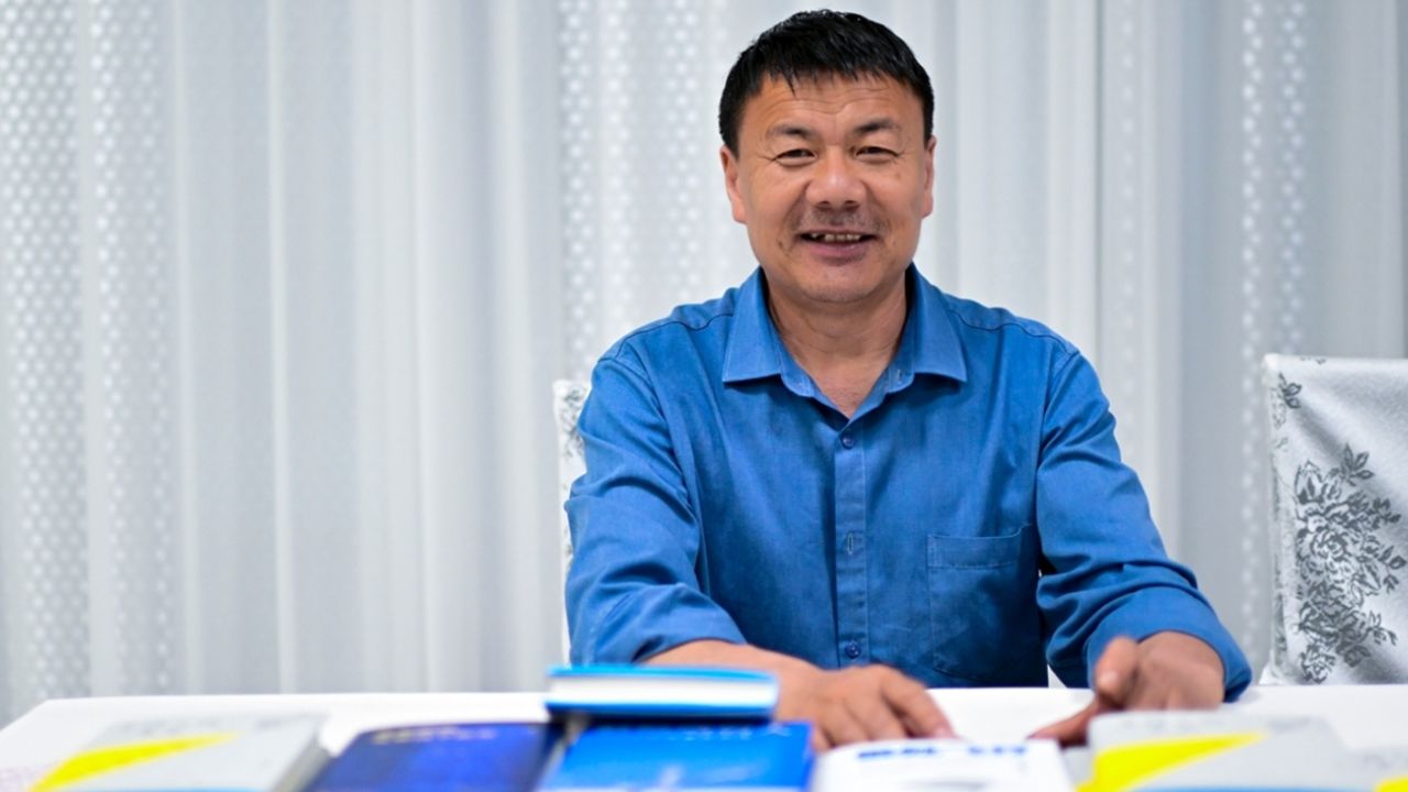 China’s delivery rider wins top literary award delivery rider