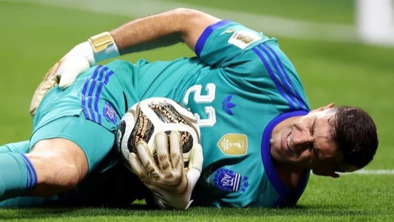 Emi Martinez reveals injury ahead of World Cup final