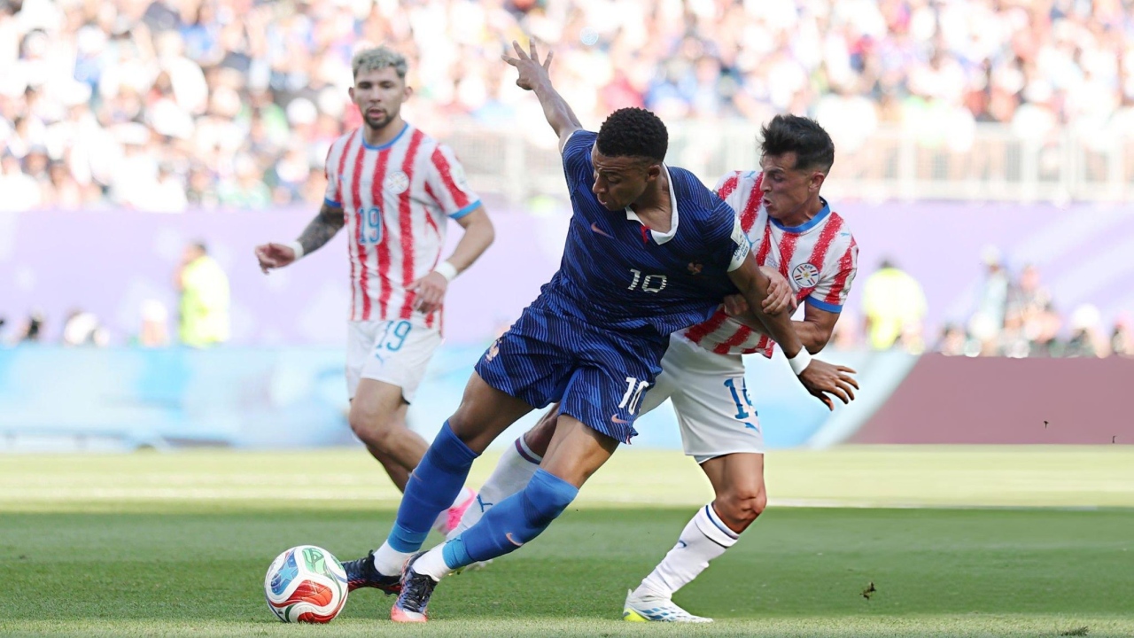 France held scoreless by resolute Paraguay at half-time