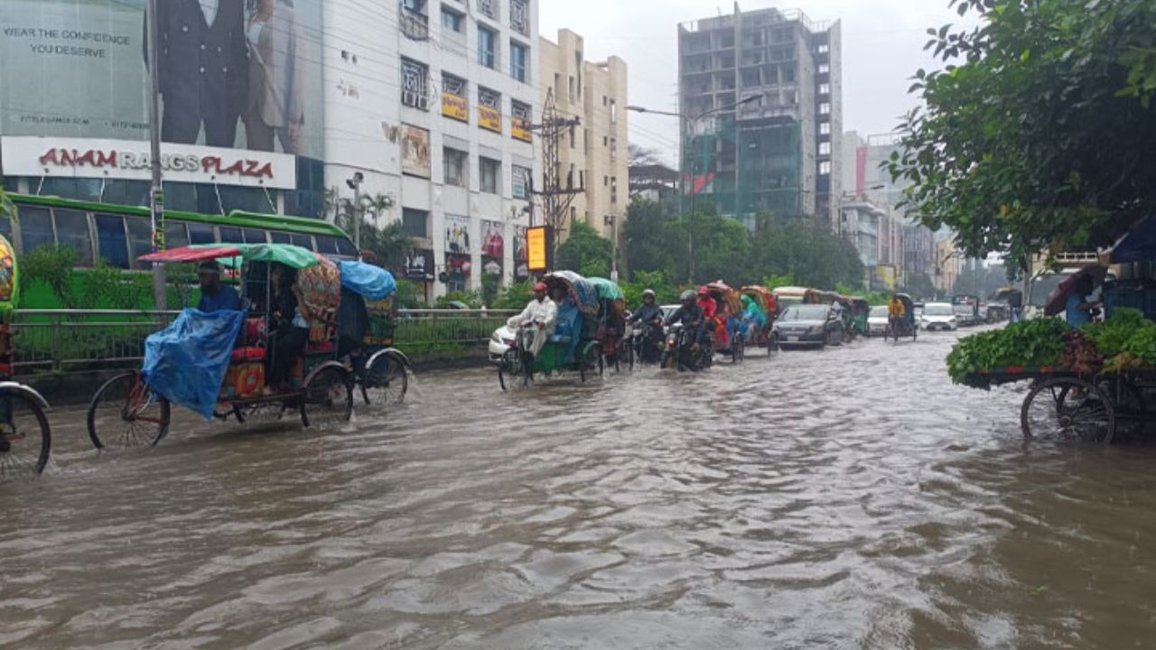 Heavy rain leaves Dhaka waterlogged, disrupts daily life Heavy rain