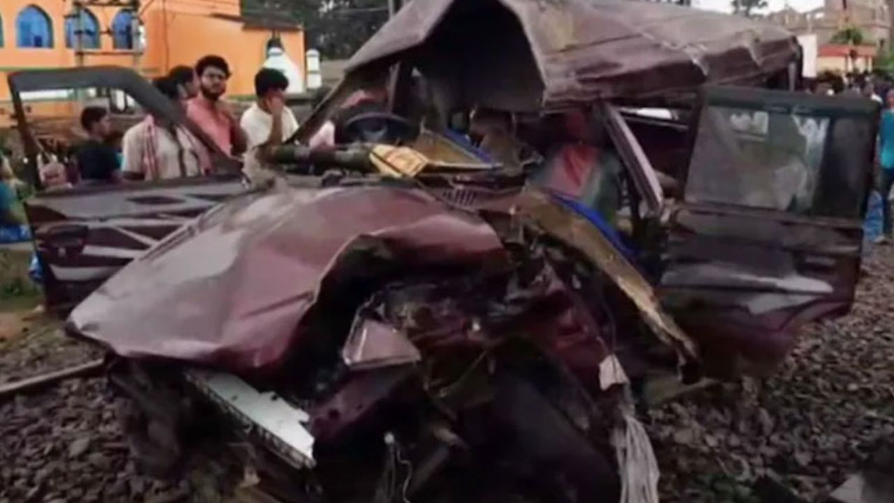 3 killed as train rams school van in India Three killed