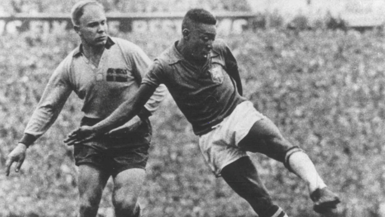 Pele’s 1958 World Cup shirt sells for $4.9m