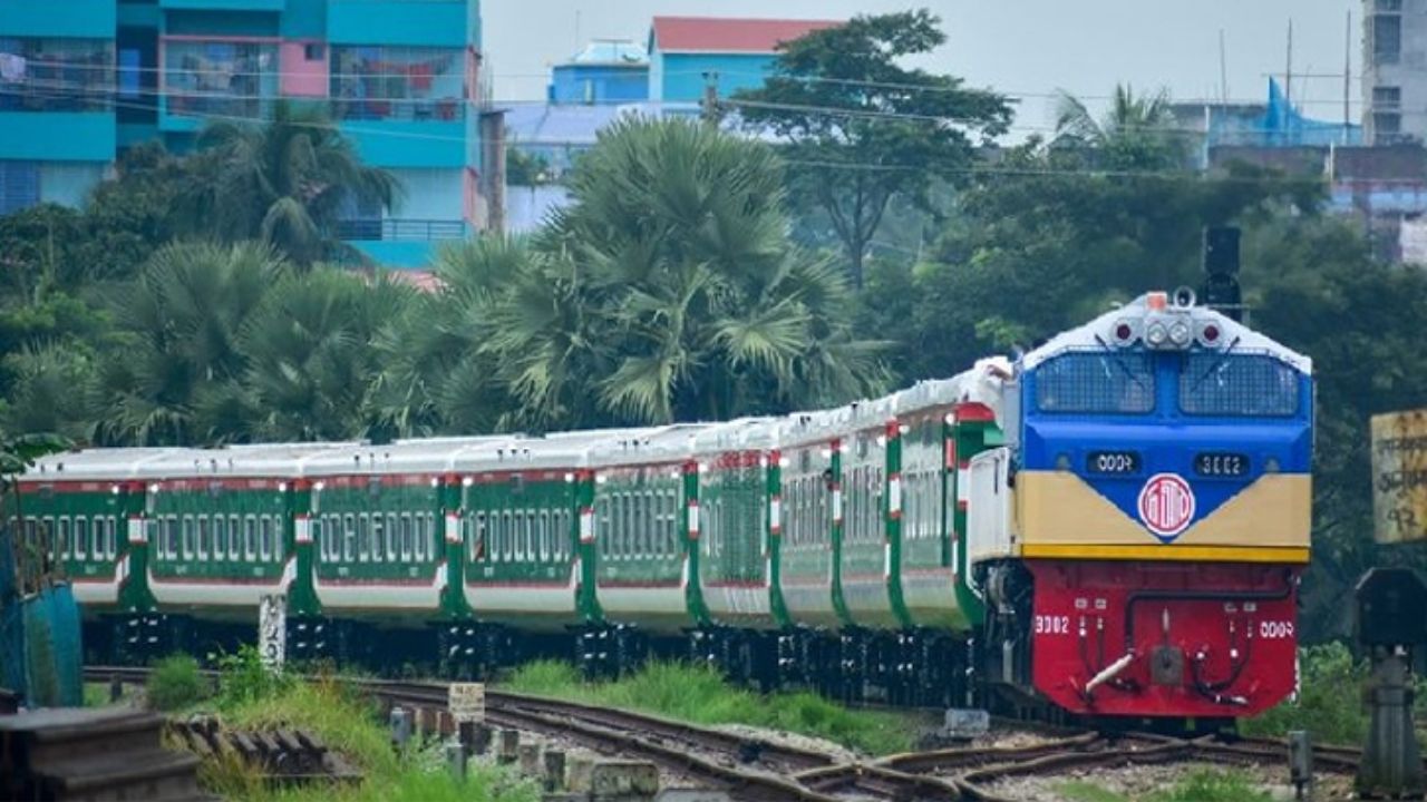 RU students block rail tracks, train services suspended Rajshahi Railway