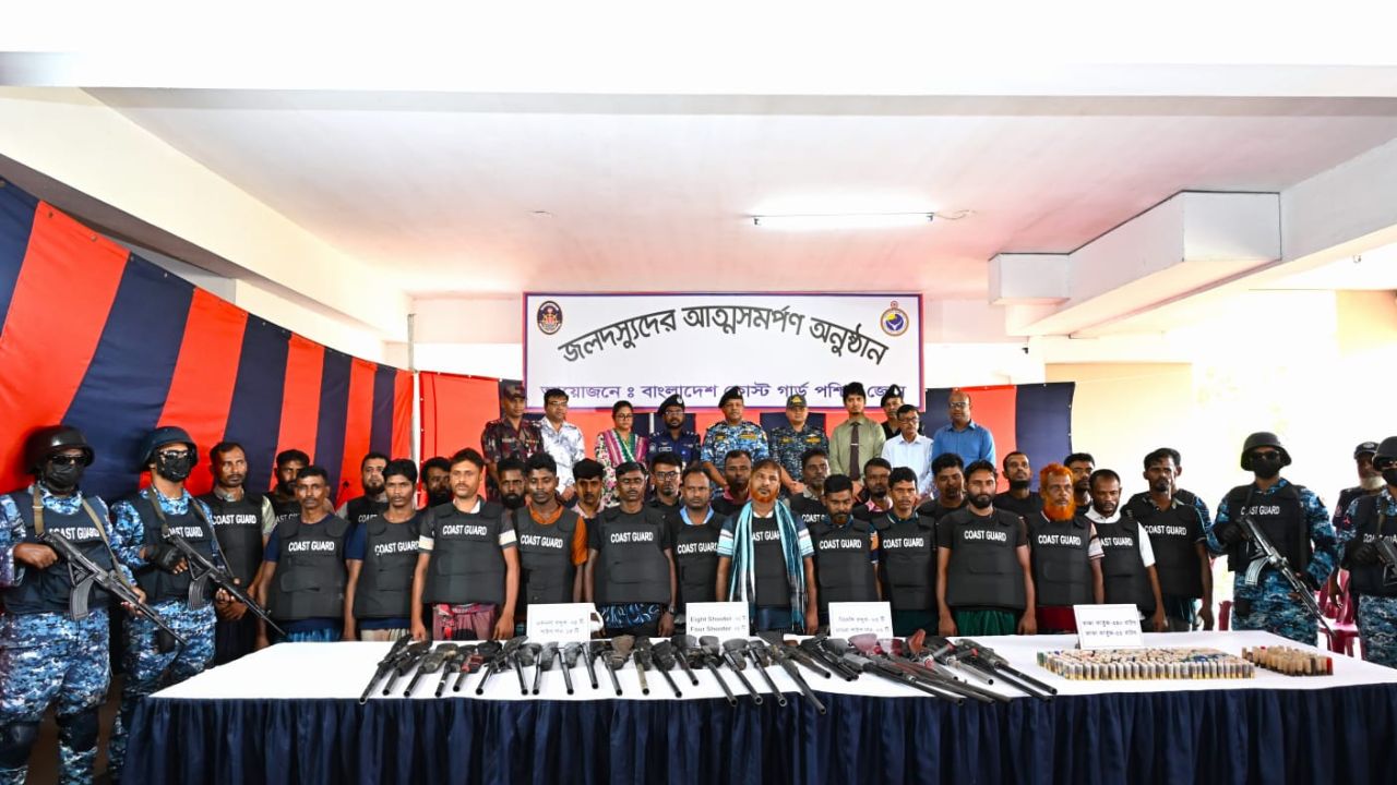 27 members of ‘Choto Jahangir’ gang surrenders in Sundarbans Sundarbans Choto Jahangir gang surrenders
