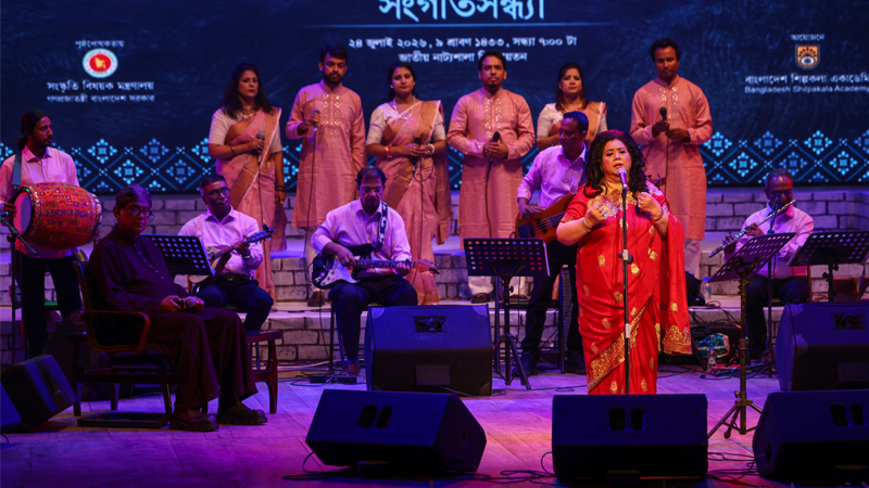 The country's finest instrumentalists accompanied Runa Laila's performance.