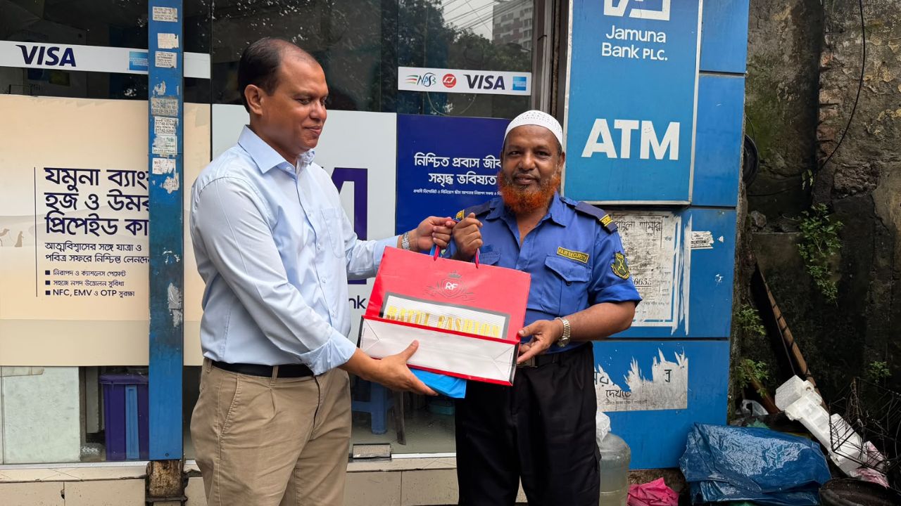 PM notices security guard’s daily salute, sends gifts