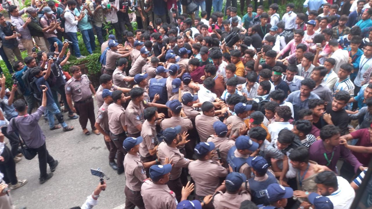 Police, JCD leaders remove protesters from DU campus students police scuffle
