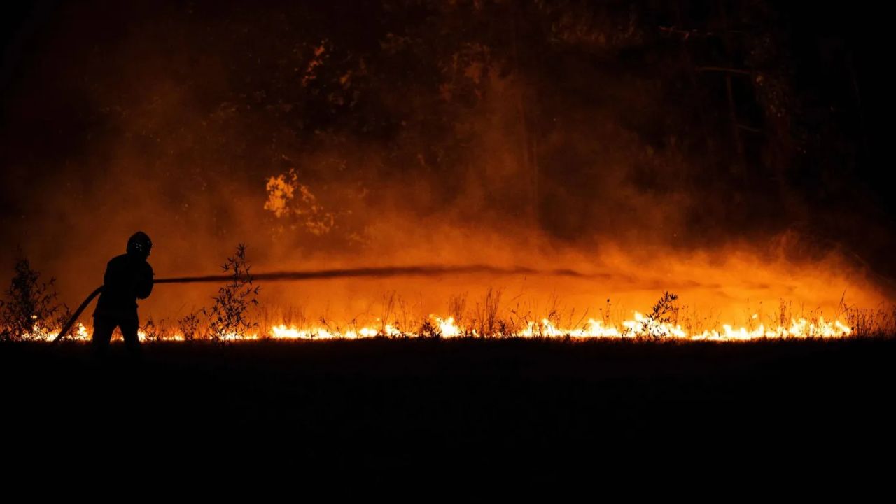 Wildfire forces mass evacuation of Cap Ferret peninsula wildfire