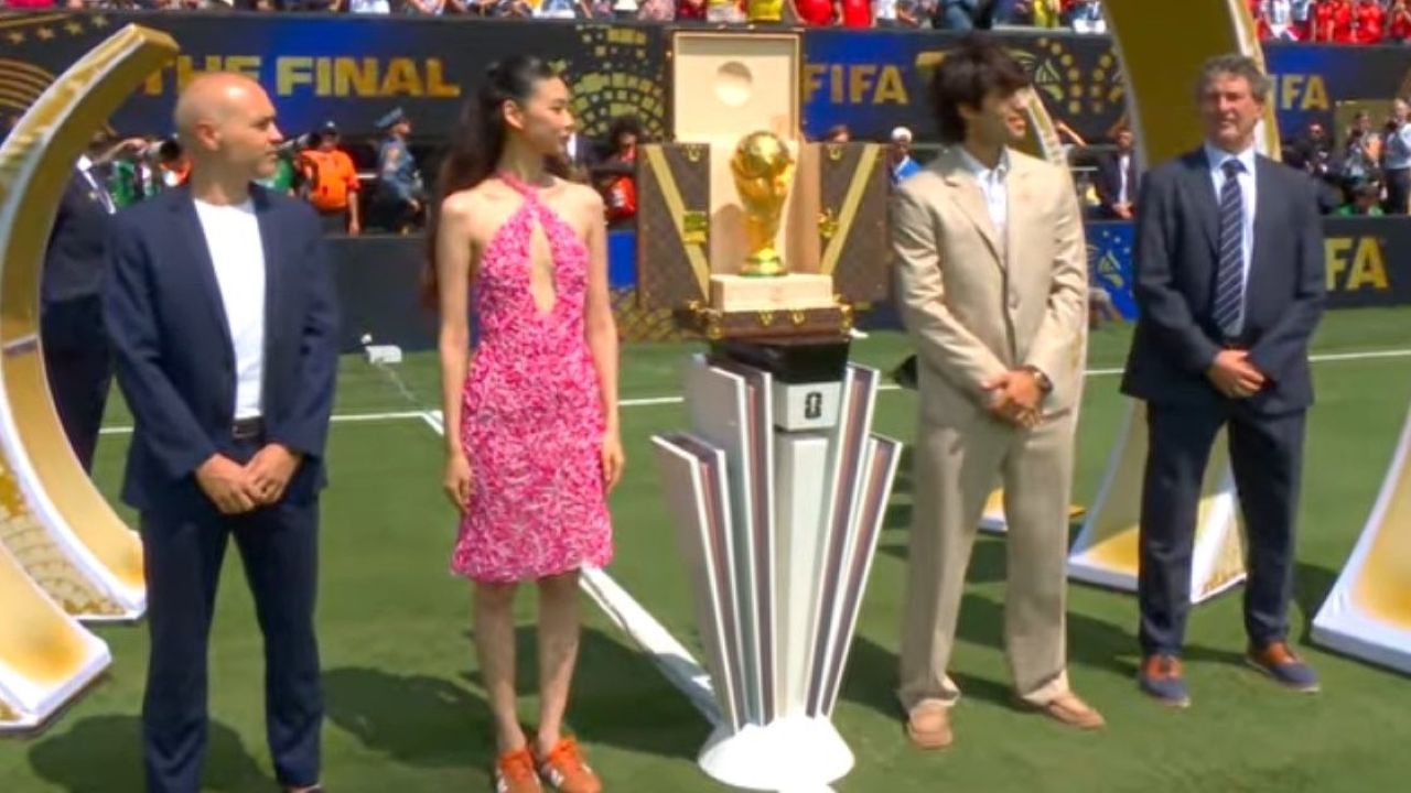 Iniesta and Kempes lift World Cup trophy