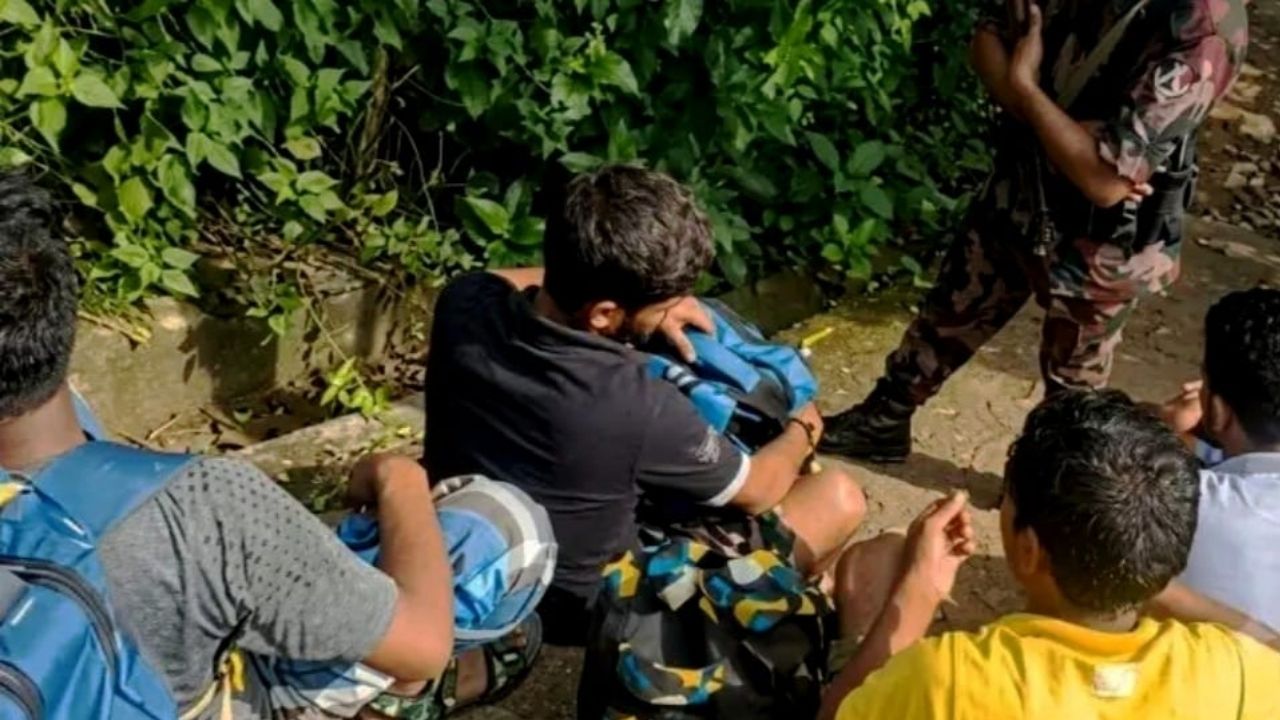 BGB detains Bangladeshi returnees