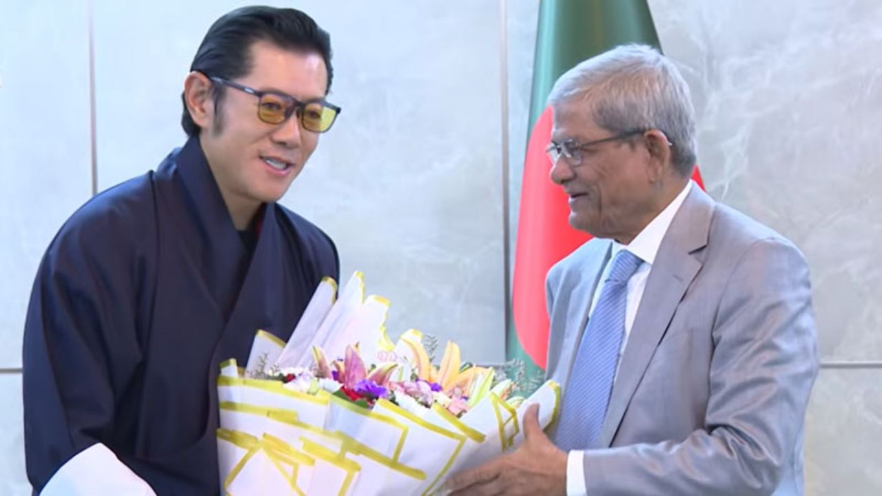 Bhutan King makes brief stopover in Dhaka, meets President Bhutan King meets President during Dhaka stopover