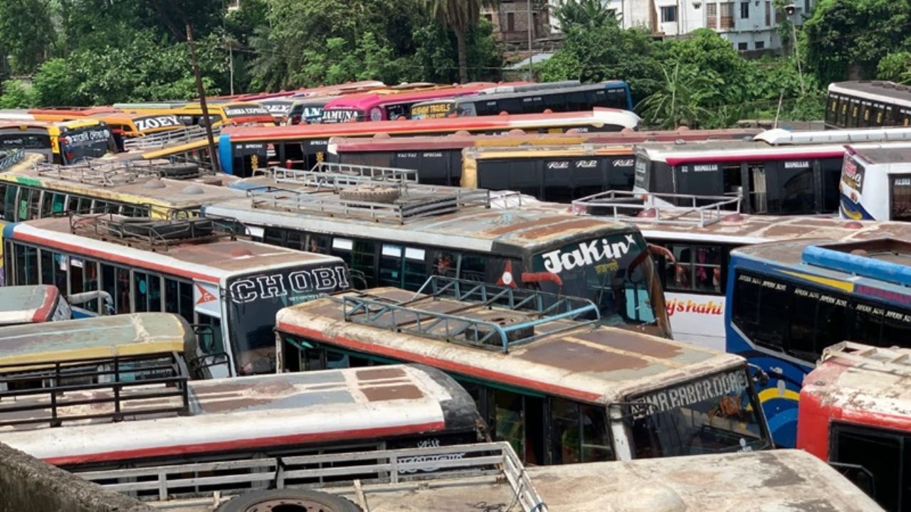 Bus services resume in Barishal after 10-hour blockade Bus services resume