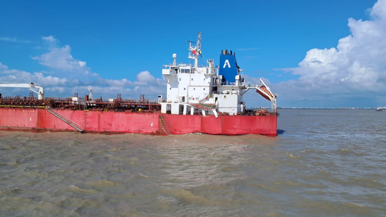 Diesel tanker collides with bulk carrier at Ctg port Diesel tanker collision at Ctg port