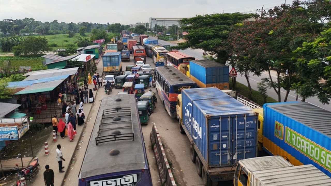 Dhaka-Ctg highway gridlock sparks fear of Tk2,000cr cargo loss Dhaka-Chittagong Highway gridlock