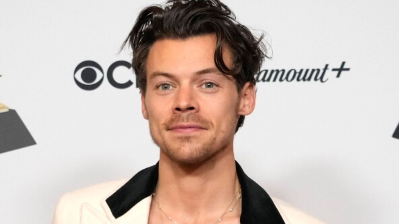 Harry Styles pays tribute to Dolly Parton onstage