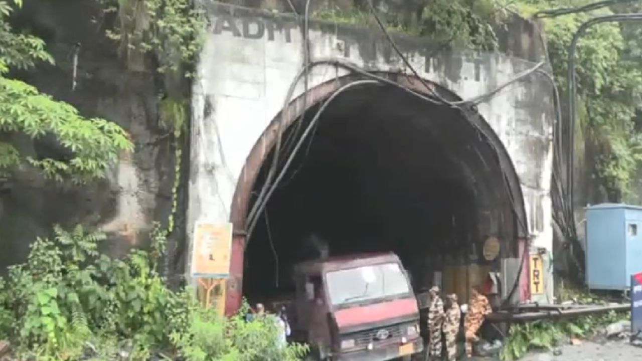 India tunnel collapse