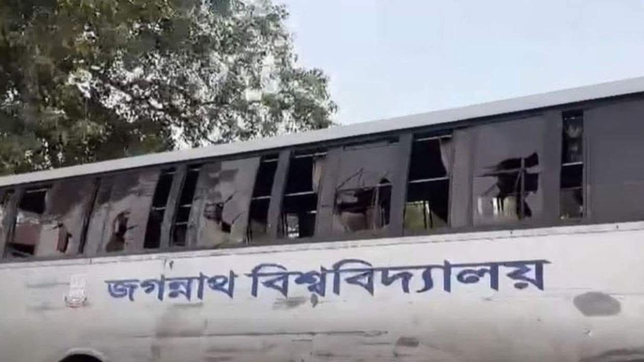 JnU bus attacked in Manikganj
