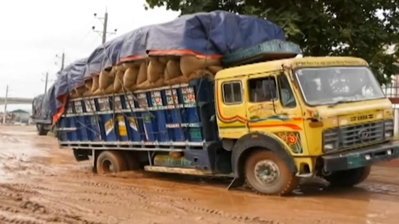 Two-year Khulna road project drags into 13th year Khulna Shipyard Road