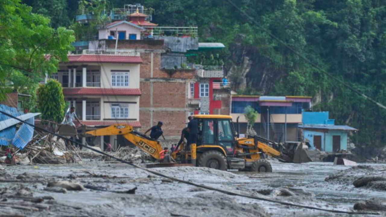 Glacial lakes and a Himalaya that Keeps moving, vulnerable Nepal Himalaya