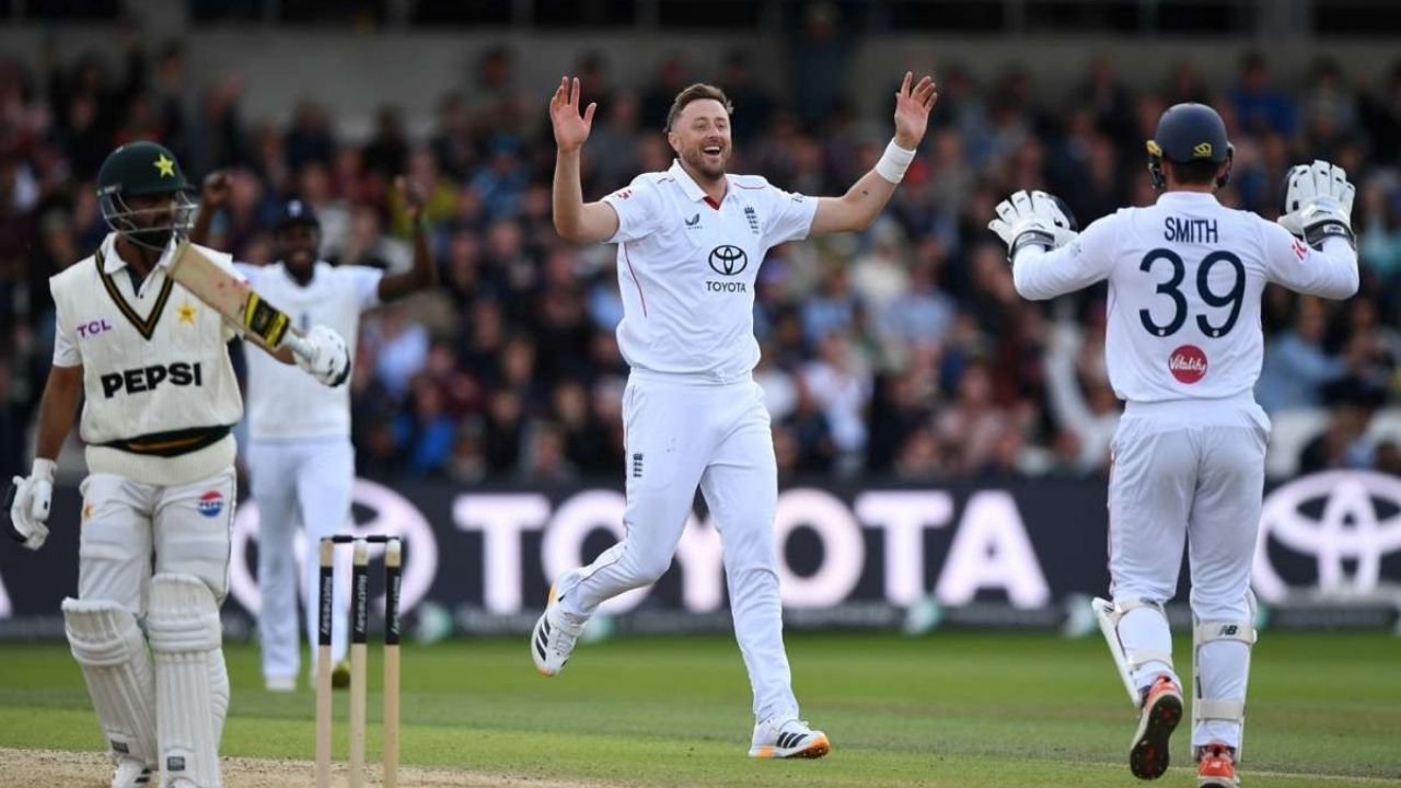 England seamers tear Pakistan wpart at Headingley