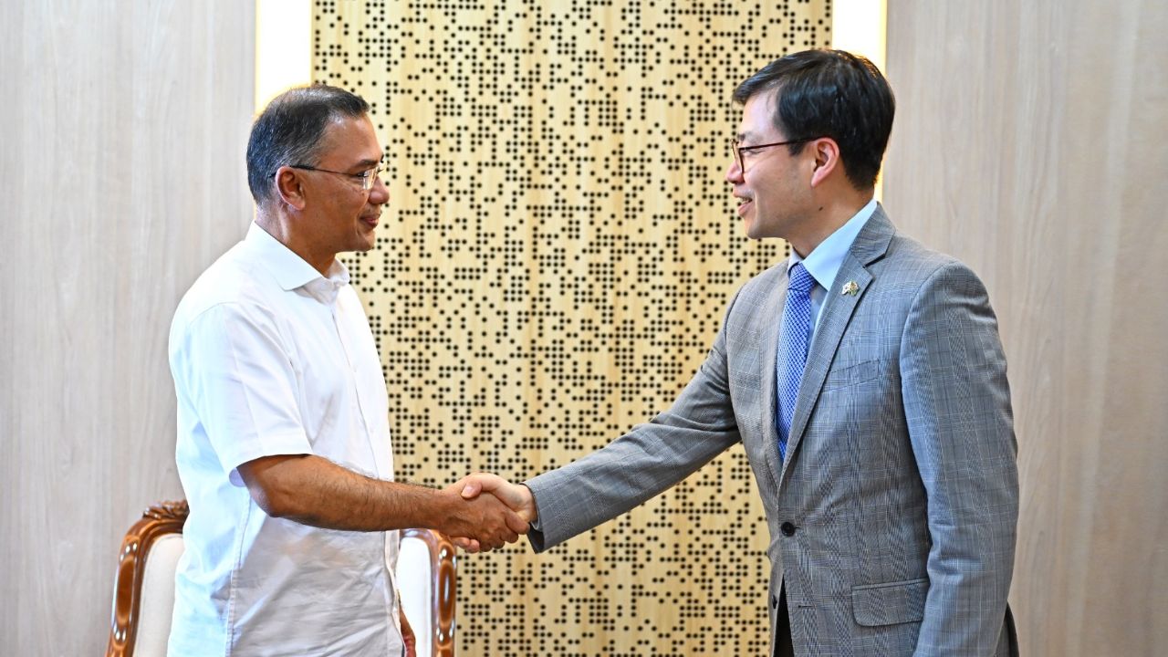 PM meets South Korean minister, seeks investment PM Yeo Han-Koo