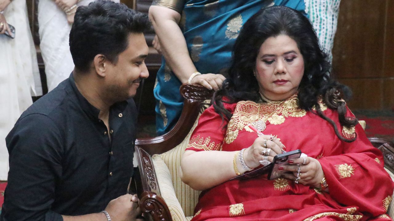 Young singer Joy fulfils dream of meeting Runa Laila