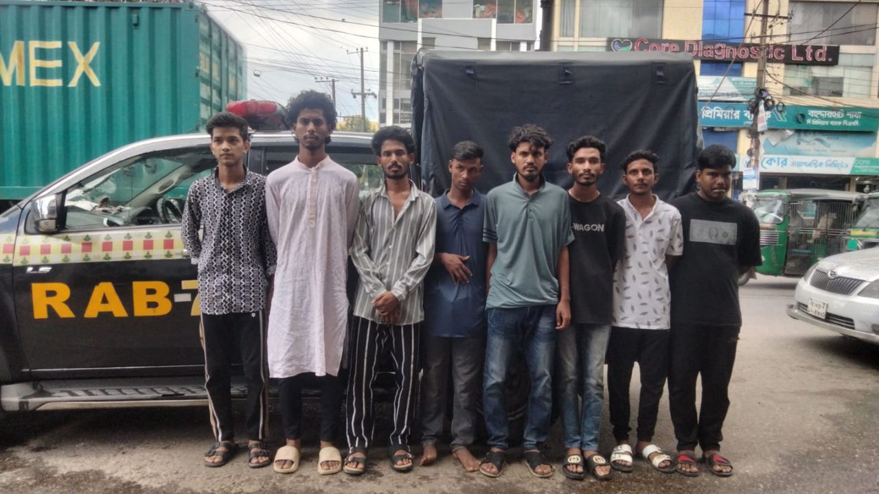 Man hacked to death after protesting mugging in Ctg, 8 held