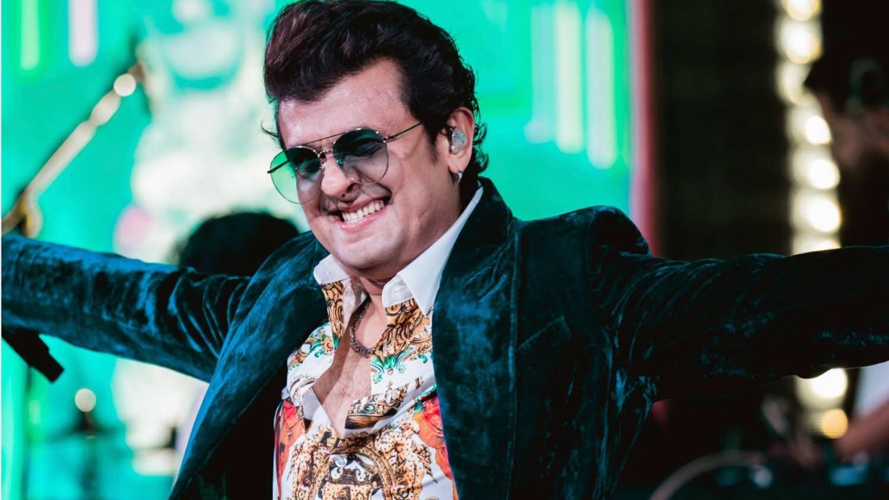 Sonu Nigam sings Mohammed Rafi song in operating room Sonu Nigam