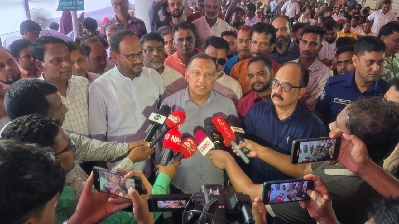 Govt opens Tangail weaving centre to modernise handloom Tangail weaving centre
