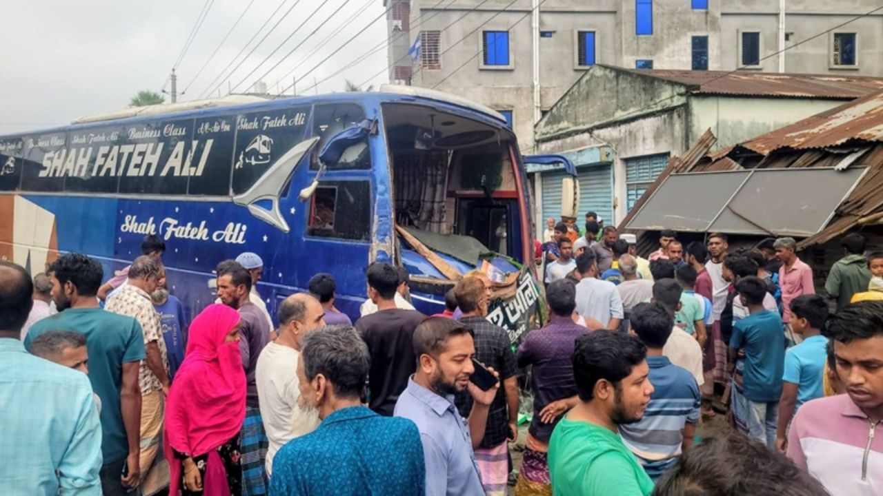 6 workers killed in Bogura bus crash, highway blocked Six workers