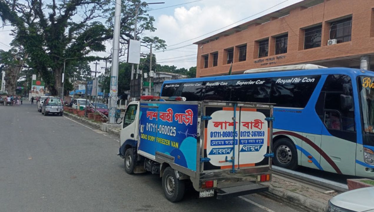 Relatives wait for coffins of Kolkata hotel fire victims ambulance at Benapole port