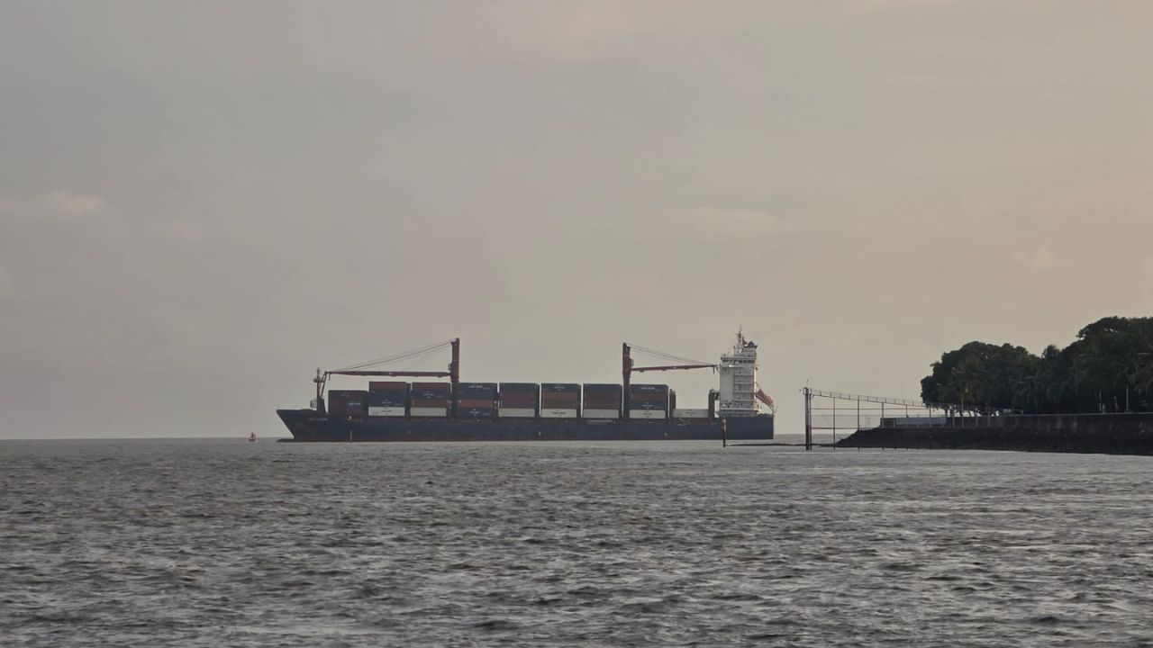 Master, shipping agent of MV CNC Uranus fined Tk1cr Master