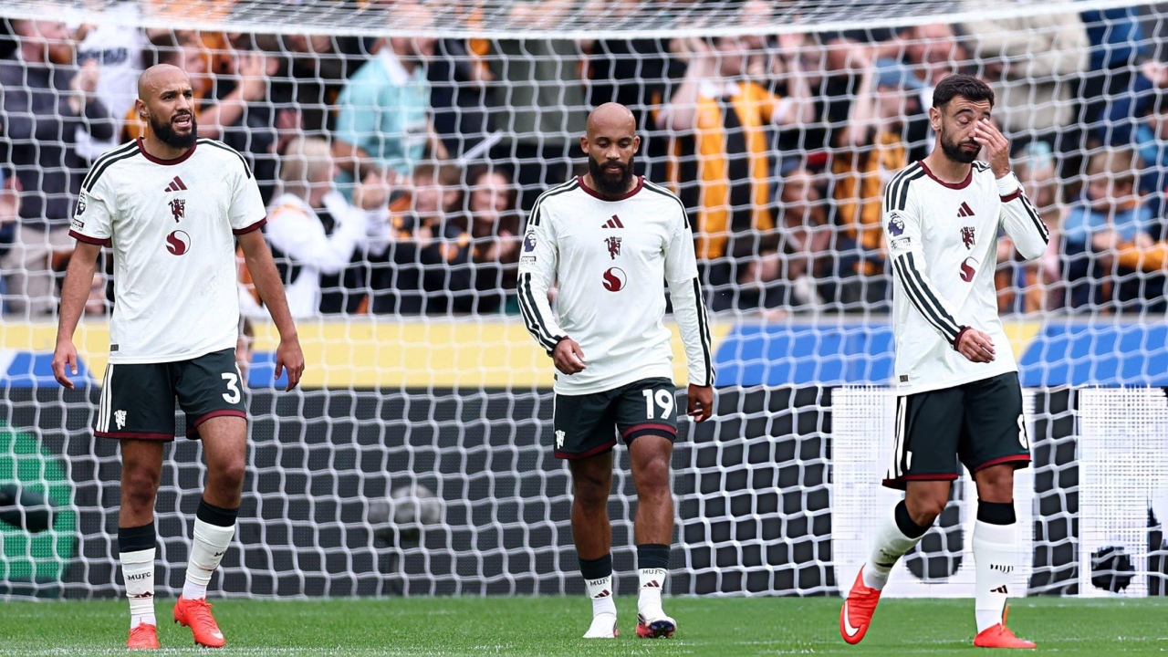 Manchester United suffer shock defeat at Hull City