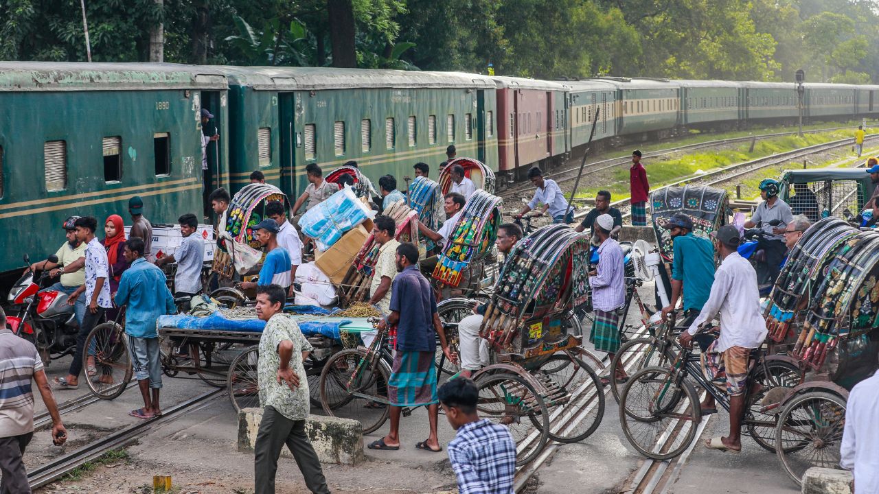 Kadamtali rail crossing