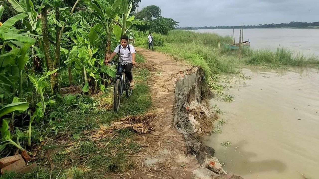 Erosion threatens Shibchar road, embankment Arial Khan River erosion
