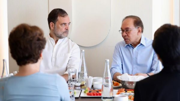 Anwar meets Rahul, Priyanka over breakfast in Delhi