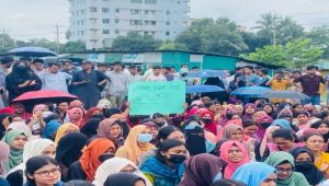 Students block Dhaka-Ctg highway demanding justice for Apratim