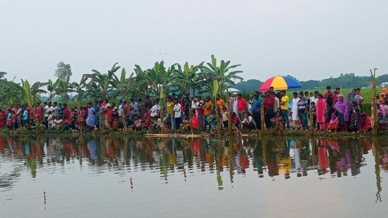 Dinghy boat race draws thousands to Kushtia’s Khoksa