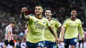 Arsenal beat Sunderland to move top of Premier League