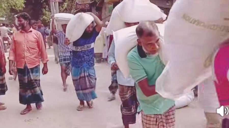 Farmers loot over 100 sacks of fertiliser in Rowmari