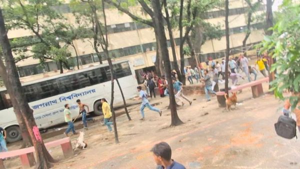 Three injured as JnU Chhatra Dal factions clash over FB post
