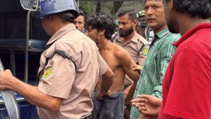 Rickshaw puller detained at JnU over Chhatra League suspicion