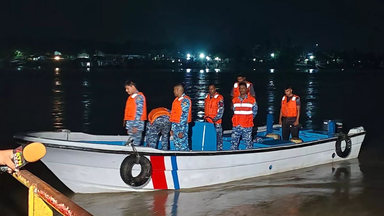 Trawler sinks after ferry collision in Khulna, all passengers rescued Trawler sinks after ferry collision in Khulna, all passengers rescued