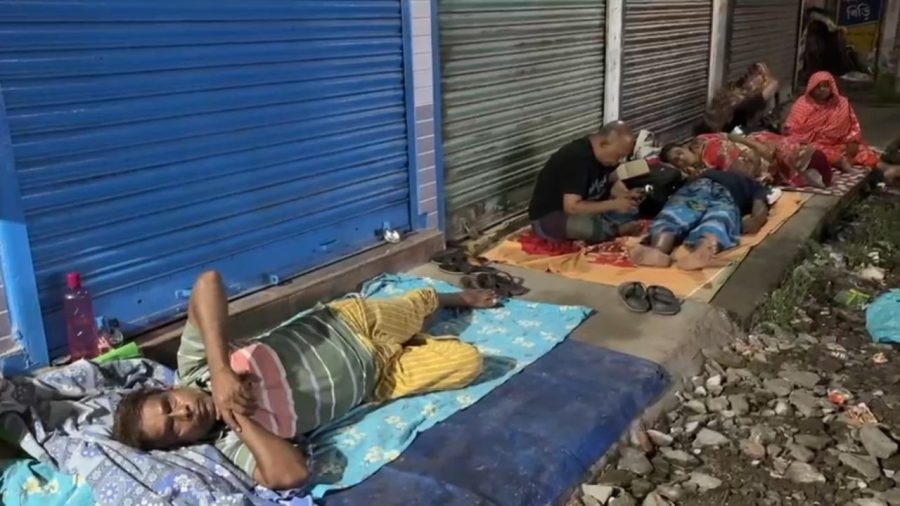Seeking medical treatment: Many Bangladeshis spending nights on Kolkata pavements