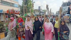 Kushtia Mohila Dal holds broom procession against Amir Hamza