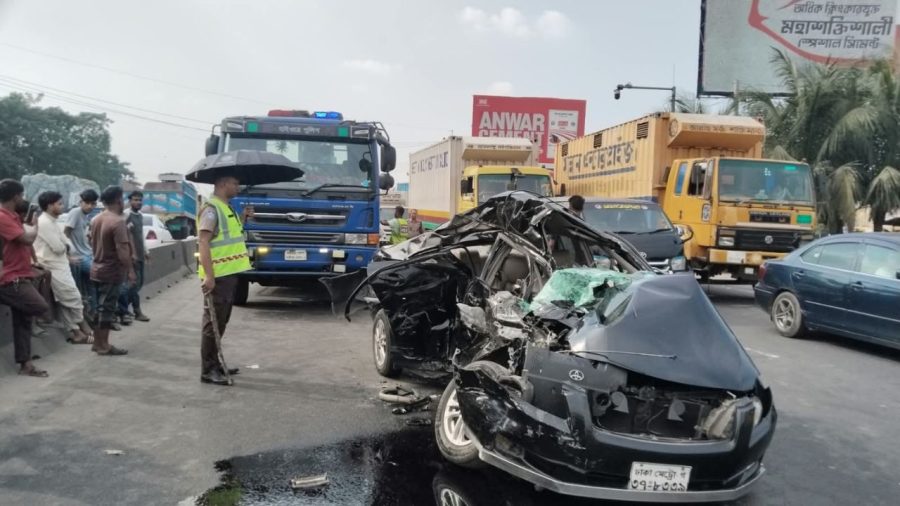 Four killed, one hurt in bus-car collision in Munshiganj