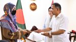 Families of two deceased soldiers meet PM, receive aid