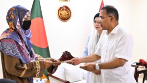 Families of two deceased soldiers meet PM, receive aid