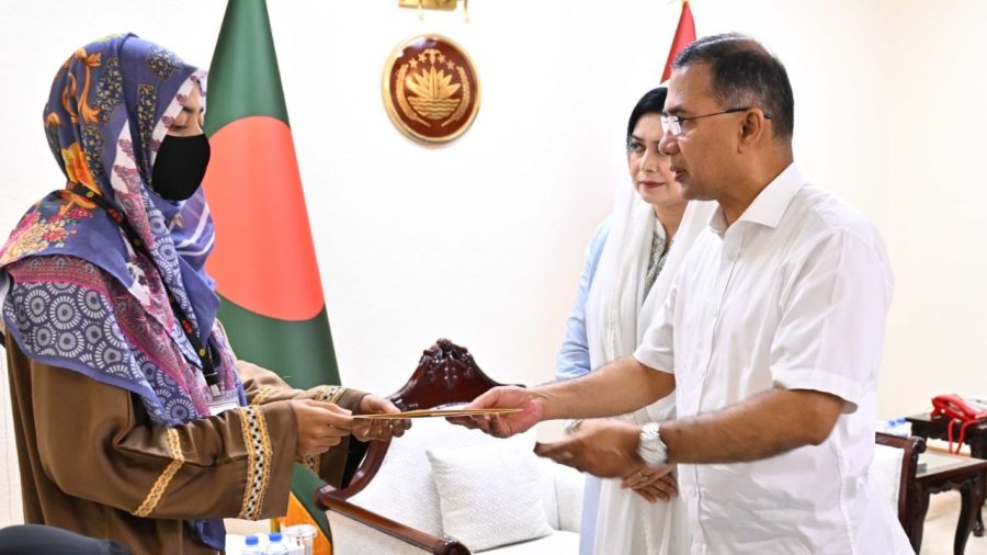 Families of two deceased soldiers meet PM, receive aid